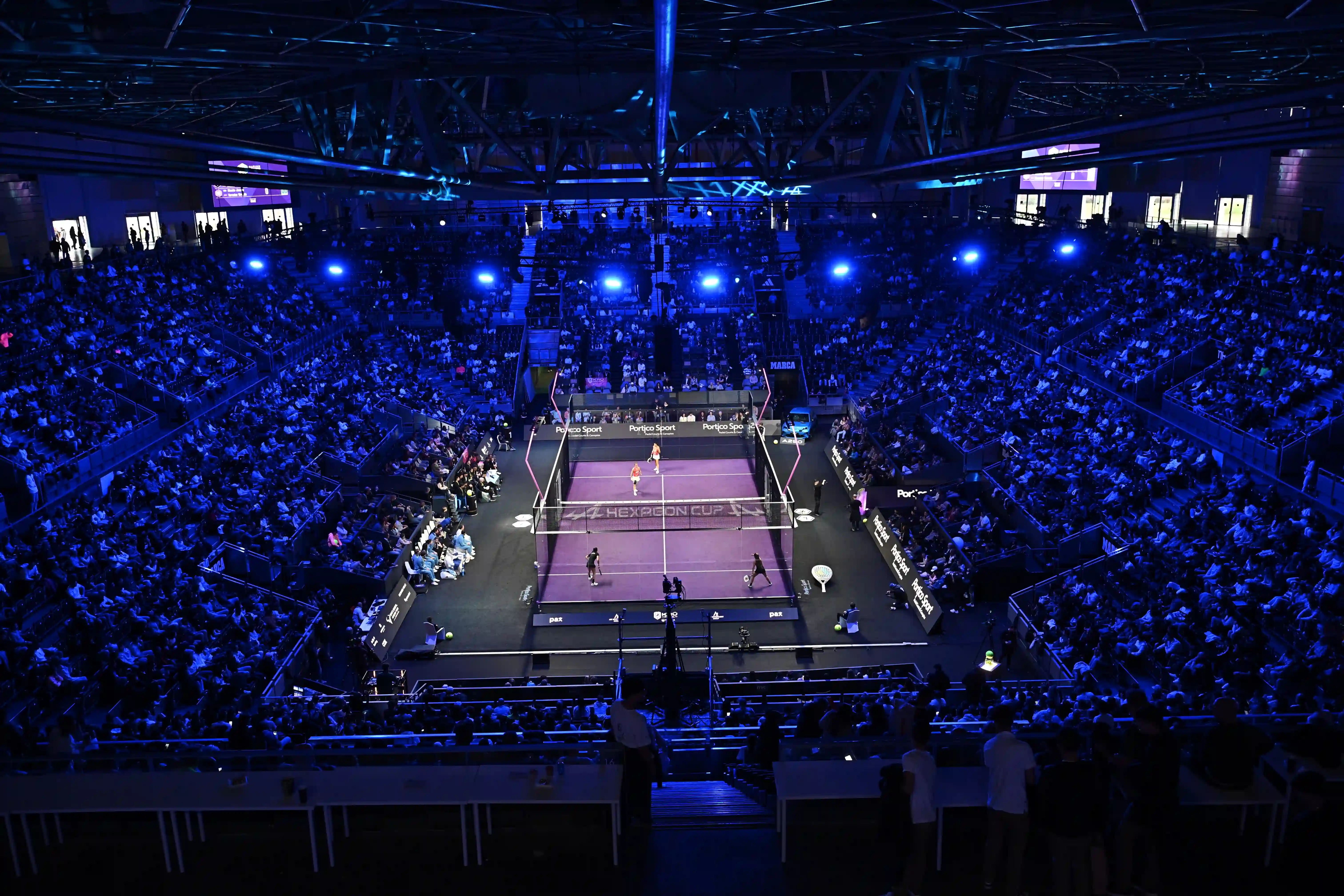 Cancha Hexagon Court panorámica con iluminación profesional