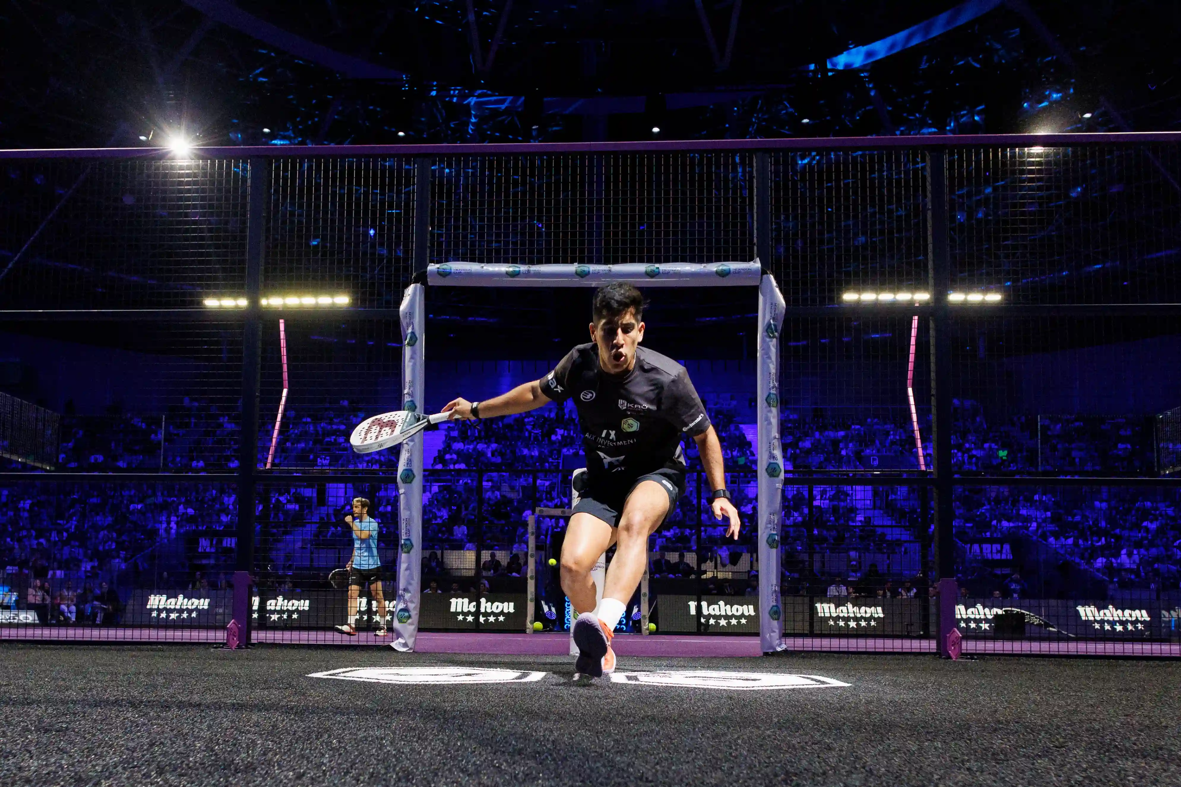 Vista nocturna de Hexagon Court con iluminación completa