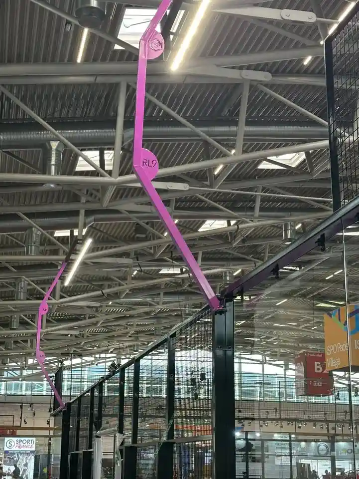 Vista lateral de Hexagon Court