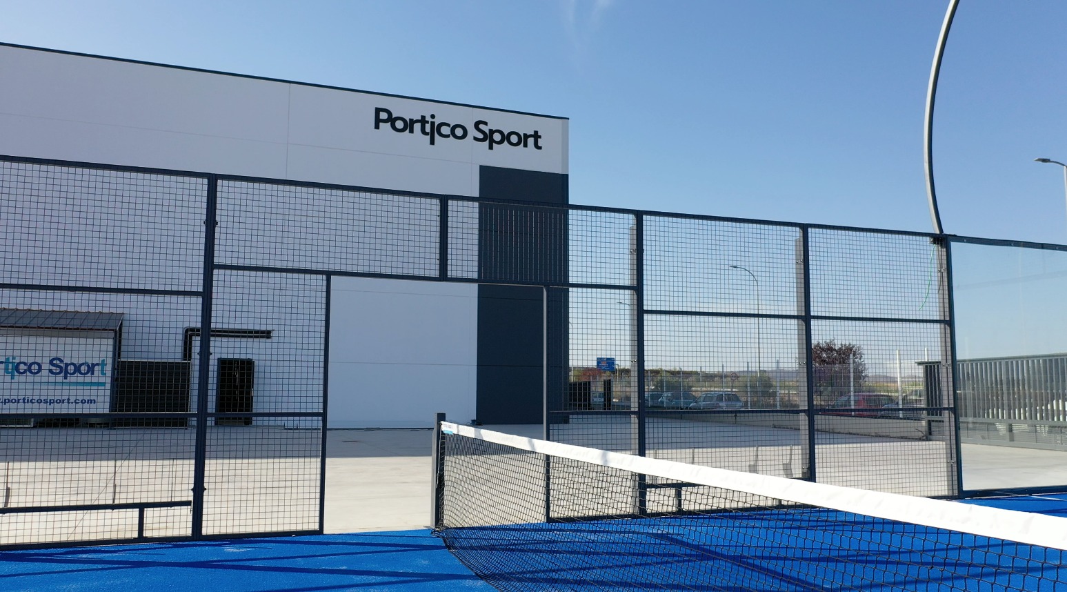 Atención personalizada en fabricación e instalaciones de pistas de pádel