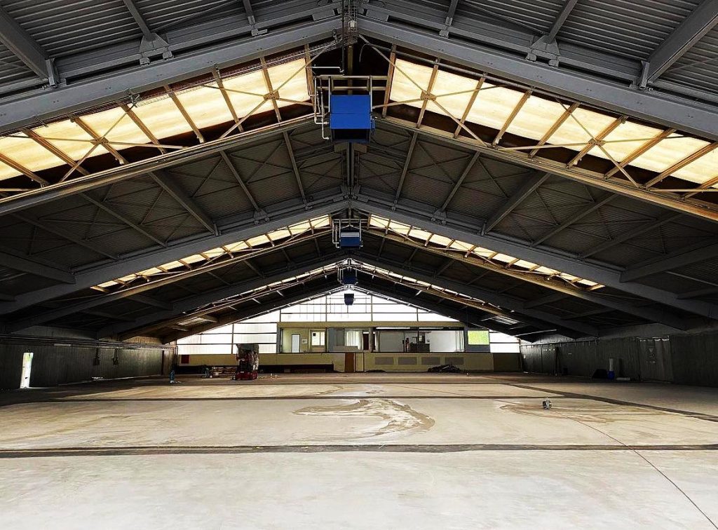 Portico Sport como fabricantes de pistas de pádel está además especializada en la construcción y reparación de soleras de asfalto y hormigón y en cimentaciones de estructura. Contamos con un equipo de ingenieros civiles altamente capacitados y con años de experiencia en el sector.