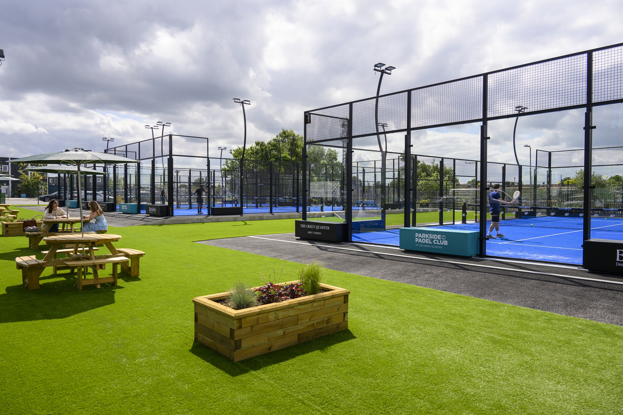 Pistas de Padel Indoor vs. Outdoor: ¿Cuál es la mejor para ti? | Portico Sport