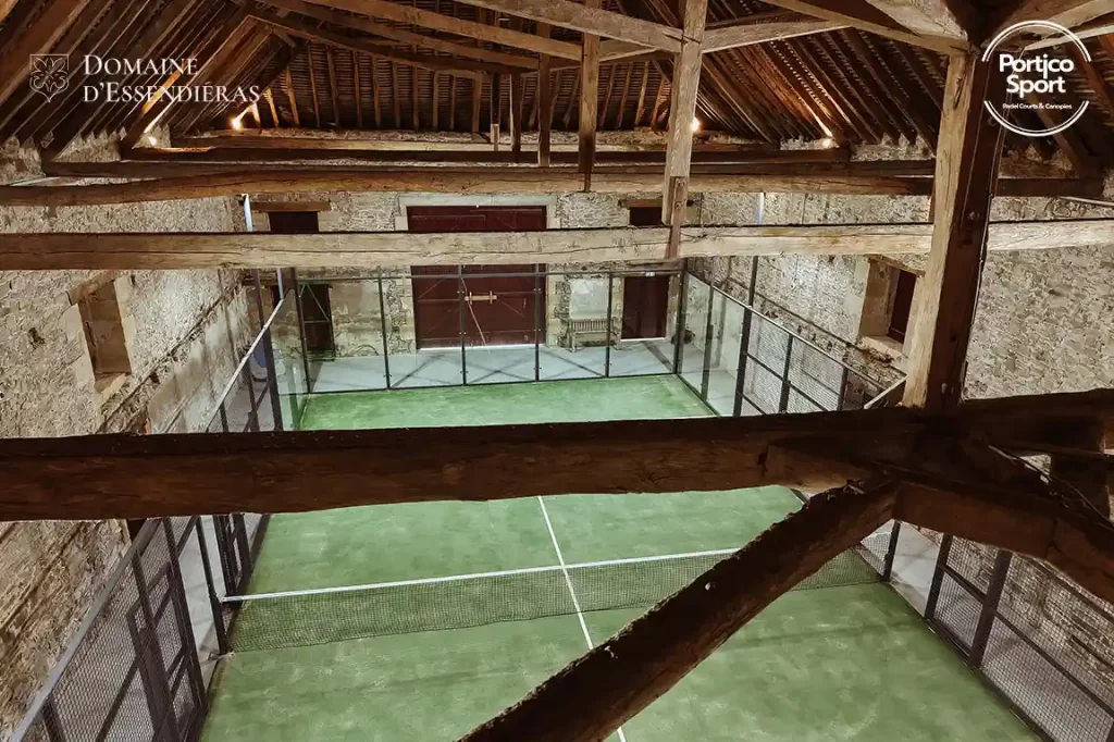 Un terrain de padel dans une grange au Domaine d’Essendiéras