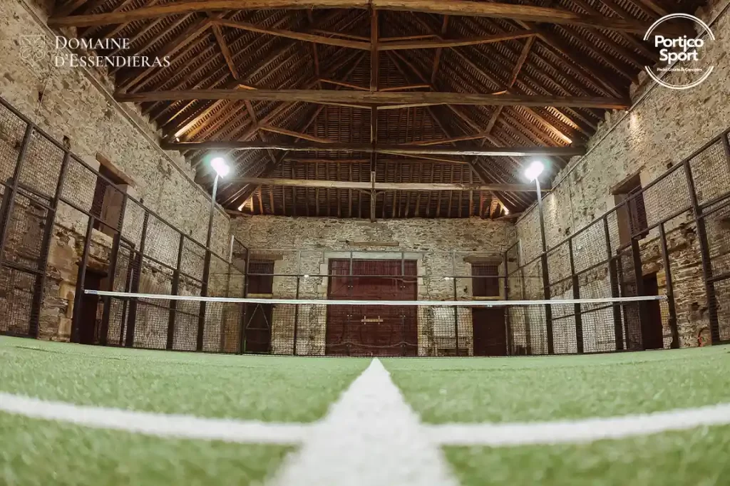 Un terrain de padel dans une grange au Domaine d’Essendiéras