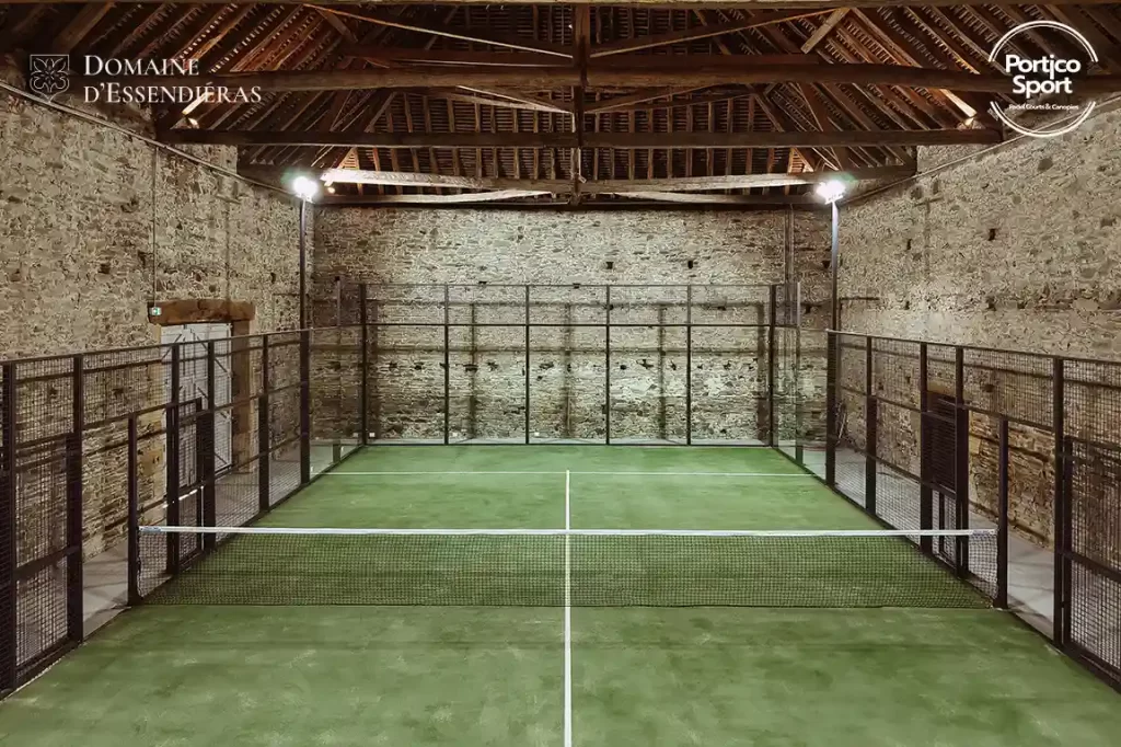 Un terrain de padel dans une grange au Domaine d’Essendiéras