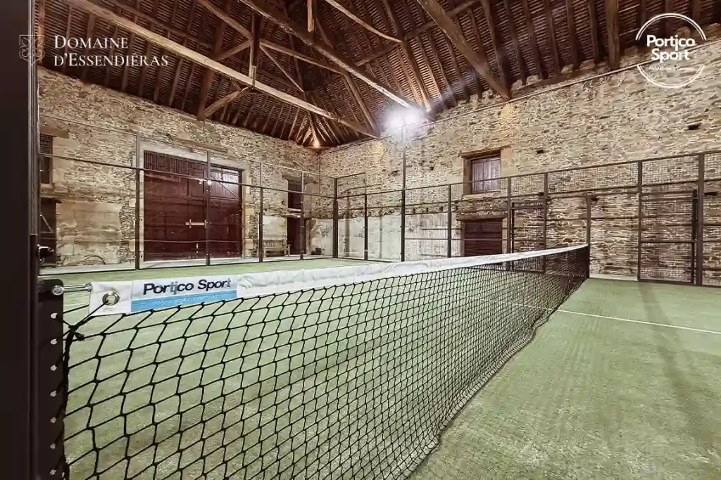 Un terrain de padel dans une grange au Domaine d’Essendiéras