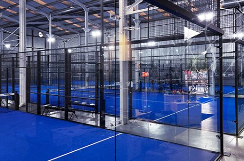 Pista de pádel Padel Bizkaia con cerramiento de vidrio