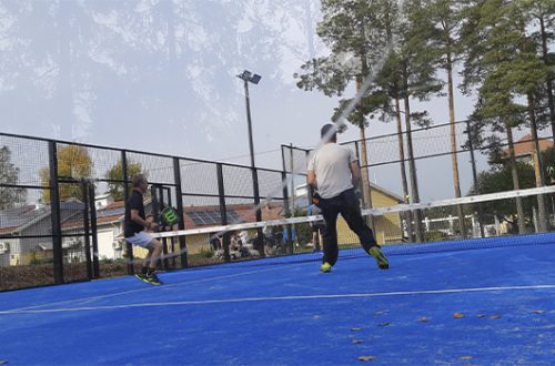 Jugador en pista de pádel Parpadel 5